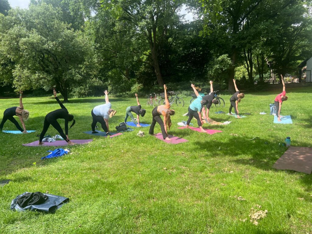 Outdoor-Yoga mit Kati und Jula